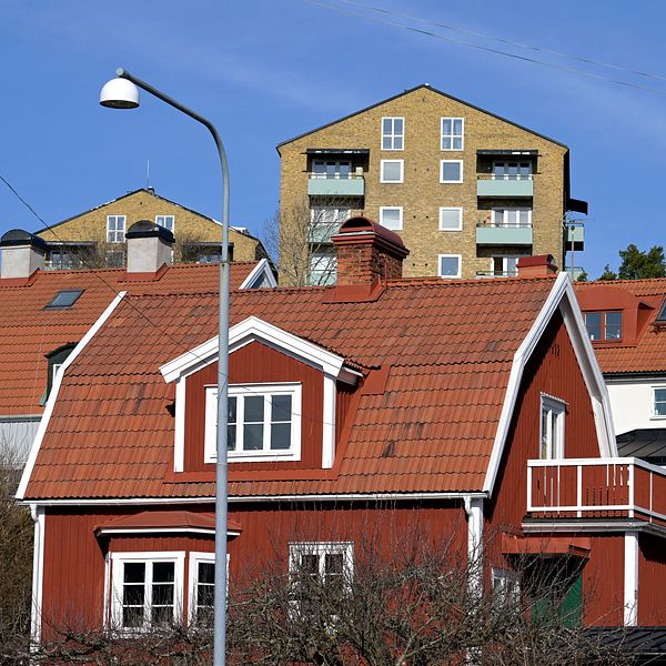 Photo : Janerik Henriksson/TT les prix de l'immobilier ont continué à augmenter en mai. photo d'une villa rouge et d'un immeuble d'habitation en briques à l'arrière-plan.