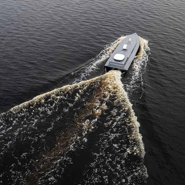 Photo : AP / SVT Les drones maritimes ukrainiens et Bert Sundström de SVT à l'image.