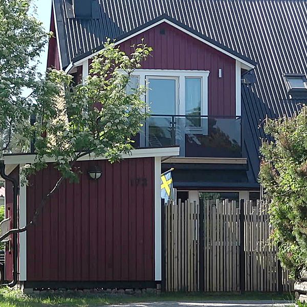 Photo : Ulrika Wänkkö/SVT Erik Wallström, agent immobilier à Luleå et Boden, et une villa rouge à nœuds blancs.
